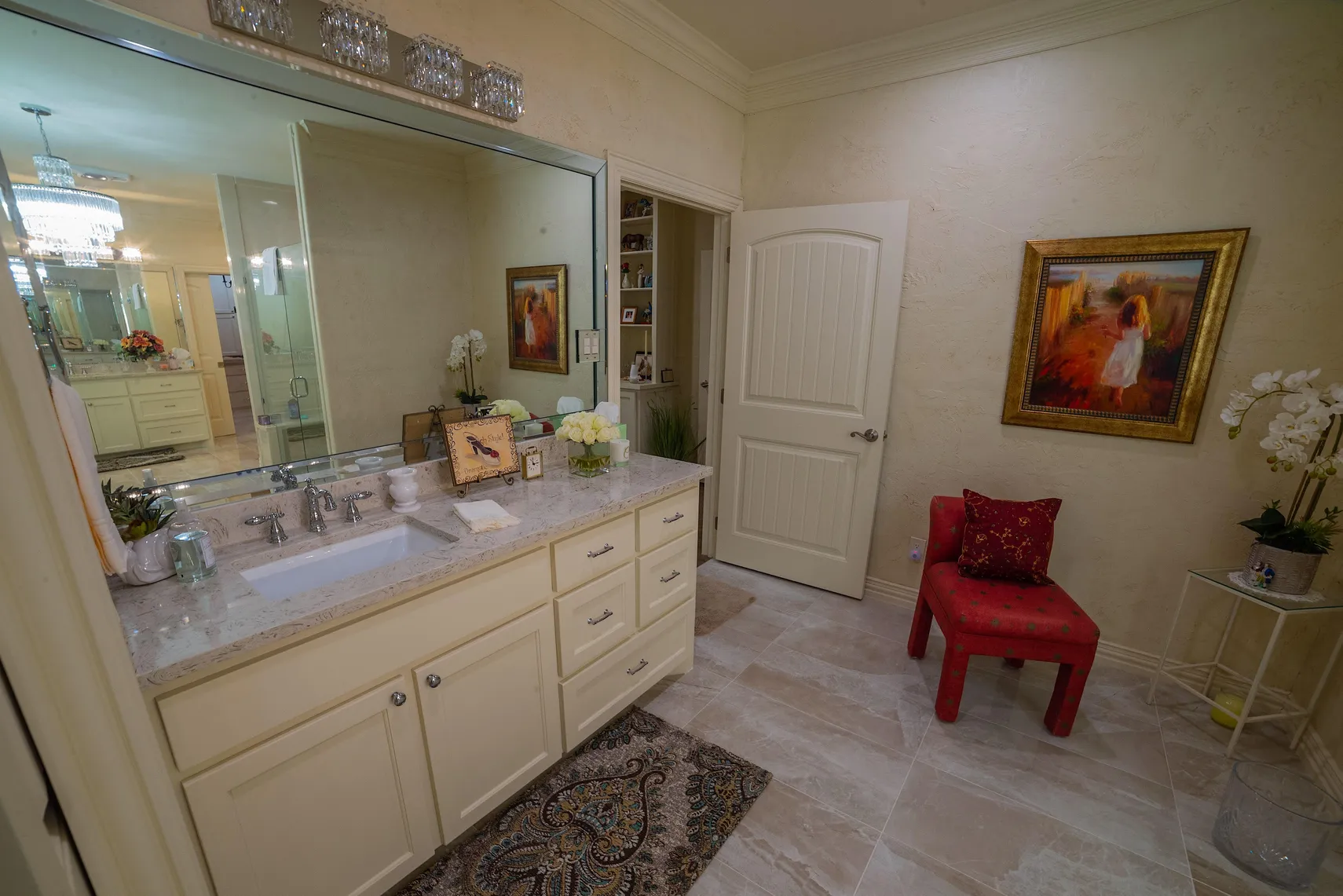 Primary bath vanity with quartz counters